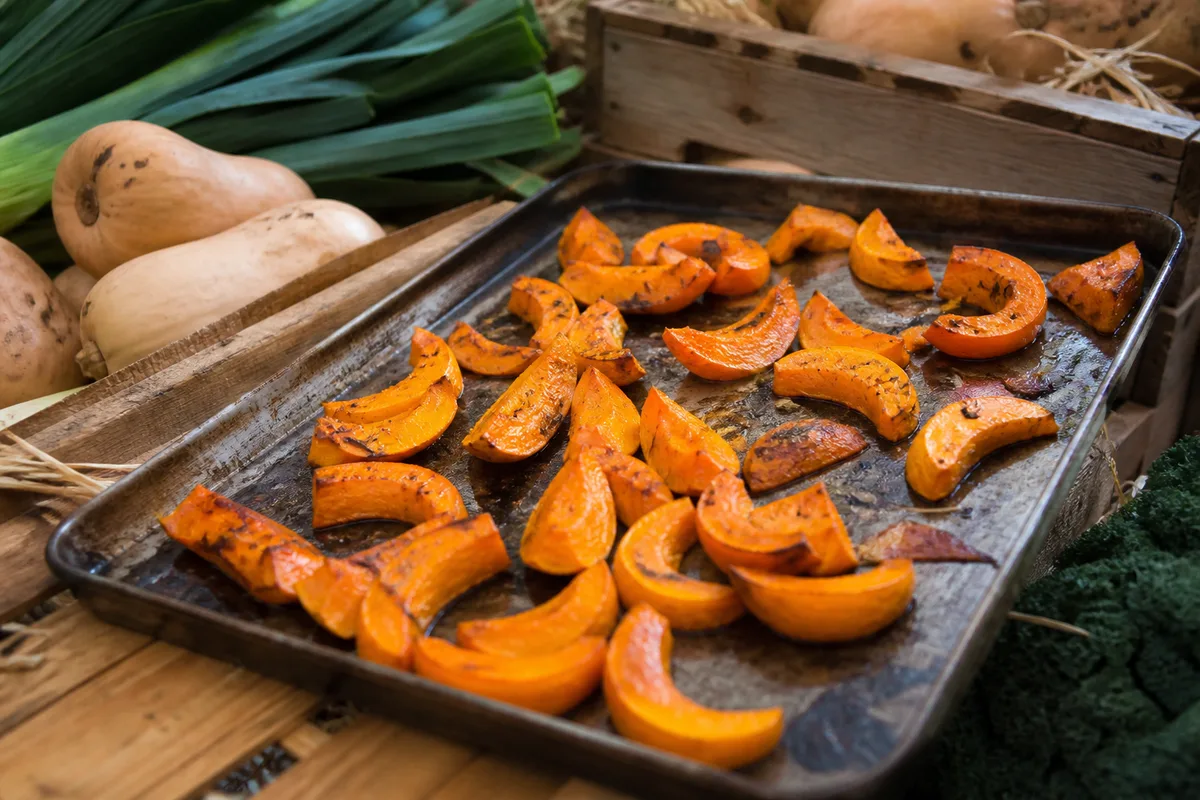 Quartiers de courge butternut rôtis au four sur une plaque